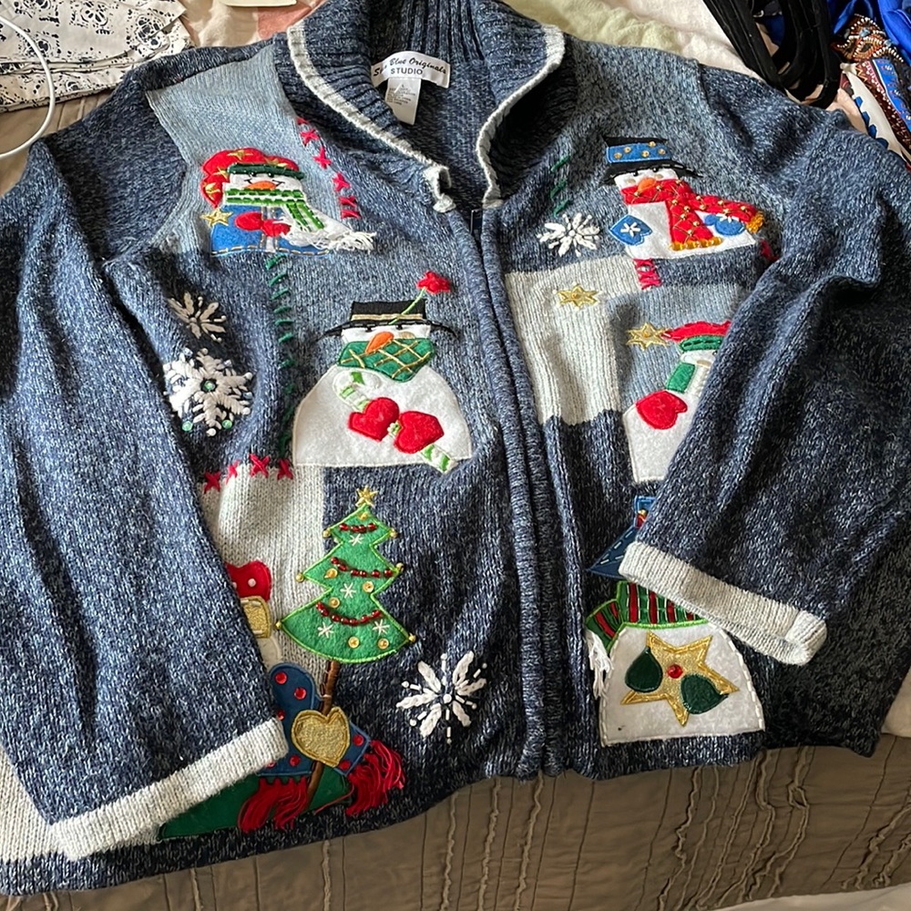 Christmas zip up cardigan in excellent preowned condition size L